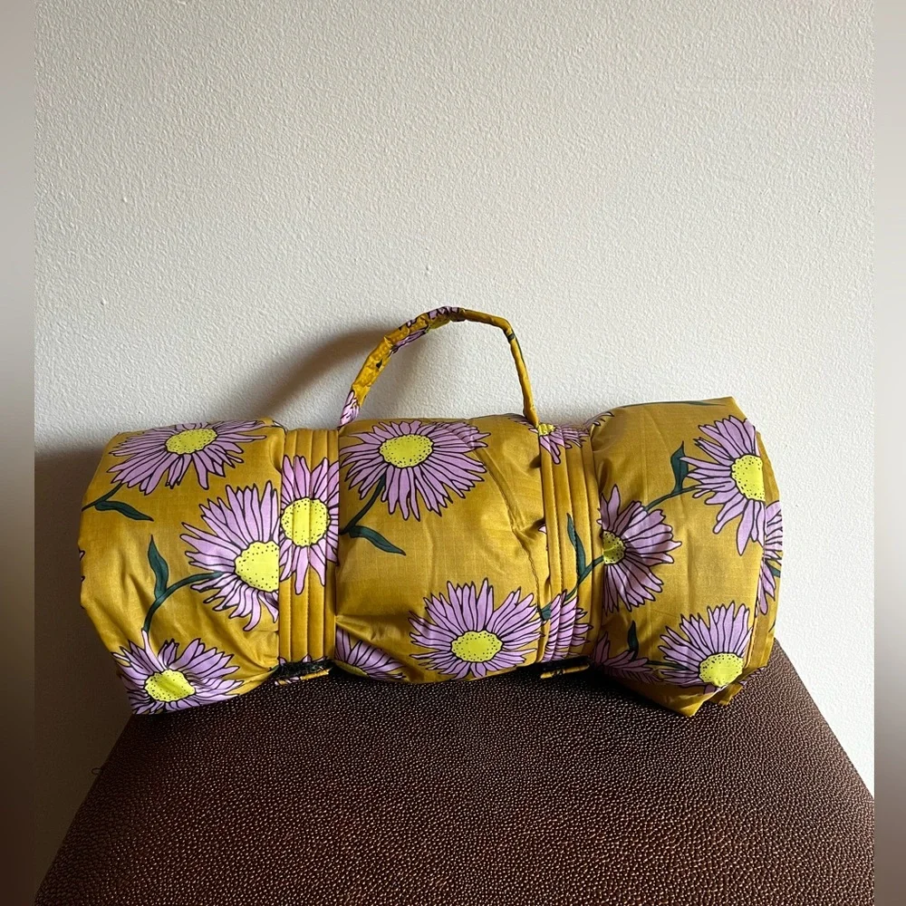 Baggu Daisy Chain Puffy Picnic Blanket - Picture 3 of 6